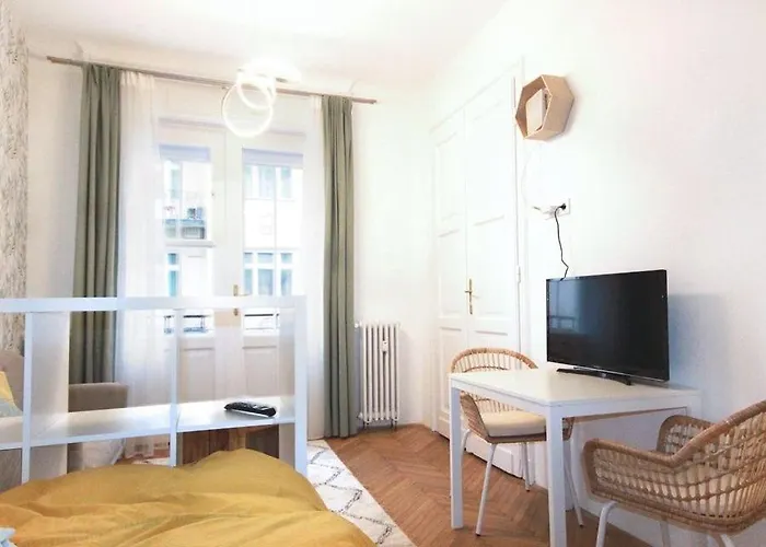 Acacia Private & * Budapest