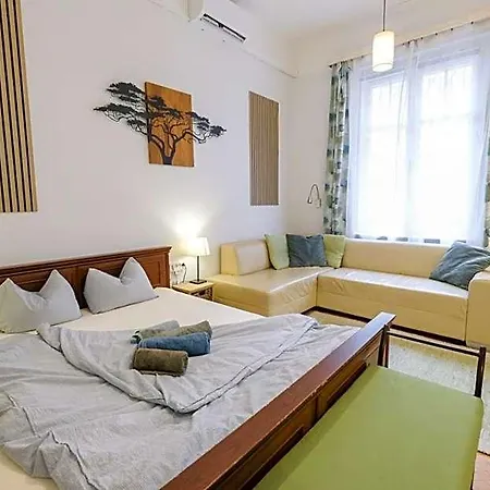 Acacia Private & * Budapest