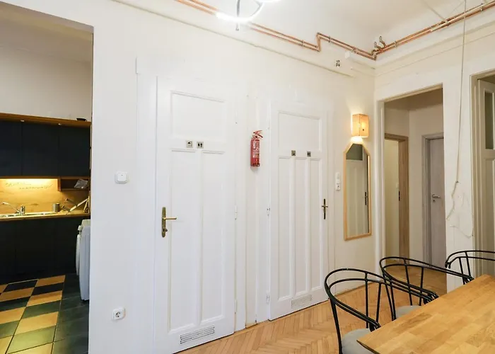 Acacia Private & Hostel *