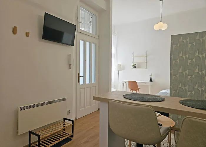 Acacia Private & Hostel *