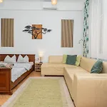 Acacia Private & Hostel *